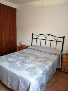 1 dormitorio con 1 cama con colcha blanca en Vista Bella Rubielos, en Rubielos de Mora