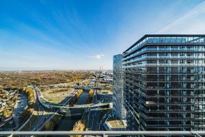 una vista aérea de un edificio alto y un río en Diamondview LUXURY Apartments Vienna, en Viena