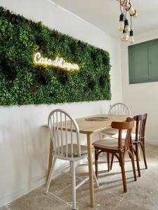 a table and chairs in front of a green wall at Casa del Jaguar in Gorges