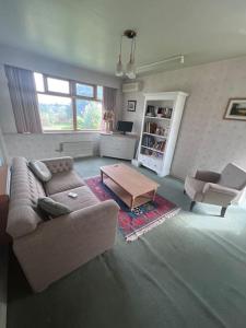 uma sala de estar com um sofá e uma mesa de centro em Newera Farm em Canley