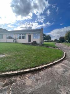 una casa en una calle con un patio de hierba en Newera Farm en Canley