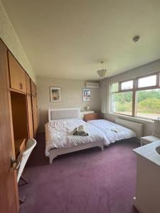 sypialnia z 2 łóżkami i oknem w obiekcie Newera Farm w mieście Canley
