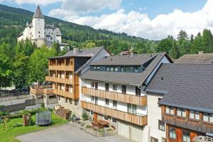 widok z góry na niektóre budynki w mieście w obiekcie Appartement Mauterndorf w mieście Mauterndorf