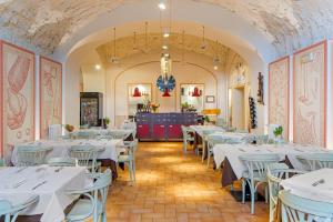 A restaurant or other place to eat at Palazzo Catalani Resort