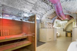 A bathroom at Palazzo Catalani Resort Még 35 kép