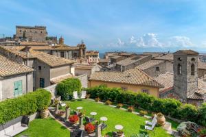 Blick auf eine Stadt mit Gebäuden und einem Hof in der Unterkunft Palazzo Catalani Resort in Soriano nel Cimino