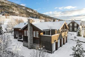 una imagen de una casa en la nieve en Villa Fredheim Farm, Hemsedal en Hemsedal