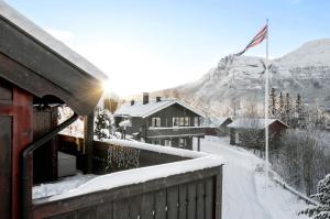 海姆瑟達爾的住宿－Villa Fredheim Farm, Hemsedal，雪中小屋的阳台享有风景