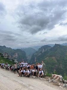 eine Gruppe von Menschen, die am Straßenrand stehen in der Unterkunft Hanoi City Backpackers Hostel in Hanoi