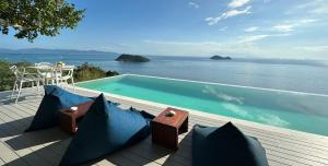 uma piscina com vista para o oceano em Bluerama - Adults Only em Haad Pleayleam