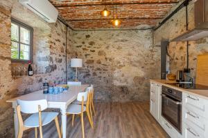 Кухня или мини-кухня в Casa di Pietra Menaggio
 +27 фотографий