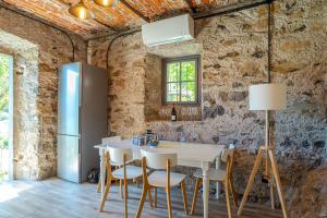 メナッジョにあるCasa di Pietraのキッチン(テーブル、椅子、冷蔵庫付)