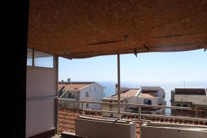 uma vista a partir da varanda de um edifício em Glendza Apartman em Ulcinj