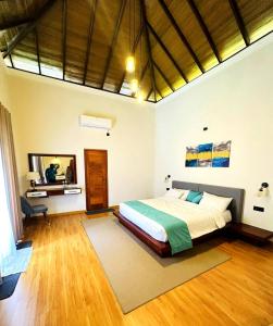 - une chambre avec un lit et un bureau dans l'établissement Moana La Vie - Polhena, à Matara