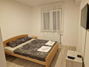 a bedroom with a bed with two towels on it at Stan na dan, Loznica in Loznica