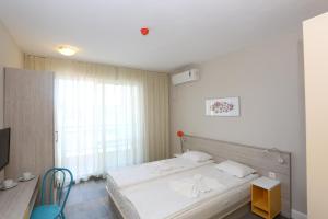 um quarto com uma cama e uma grande janela em Sunny Residence Complex em Sunny Beach