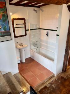 a bathroom with a shower and a sink at Casa Rural Basiver - Habitación Pico San Carlos in Armaño