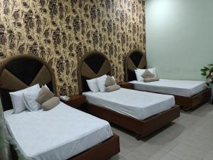 Hotel Taj Palace Multan tesisinde bir odada yatak veya yataklar