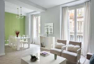 - un salon avec un canapé, une table et une salle à manger dans l'établissement Carretas Apartments, à Madrid