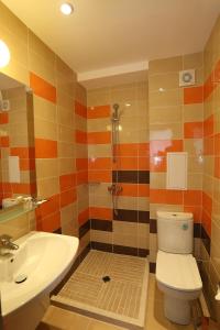 uma casa de banho com um WC e um lavatório em Sunny Residence Complex em Sunny Beach