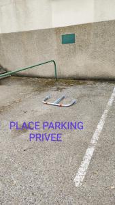 un letrero que dice aparcamiento en la calle en L'Edelweiss Campus & Parking privé securisé, en Gières