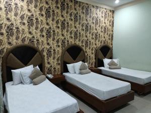 Un pat sau paturi într-o cameră la Hotel Taj Palace Multan