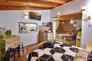 Η κουζίνα ή μικρή κουζίνα στο פנינת עוז - מתחם נופש יוקרתי