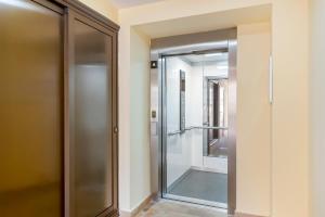 a glass shower door in a room with a mirror at Royal Sunset Beach Club in Adeje