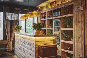 un bar con un mostrador con plantas y flores en The Legacy by 2GO4 City Center, en Bruselas