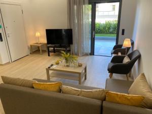 Χώρος καθιστικού στο Brand New Garden Apartment