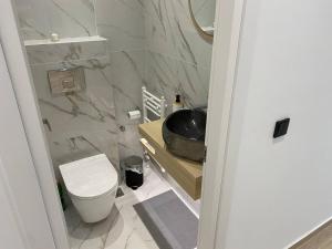 y baño con lavabo y aseo. en Brand New Garden Apartment, en Atenas