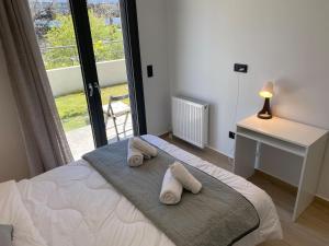 1 dormitorio con 1 cama con toallas en Brand New Garden Apartment, en Atenas
