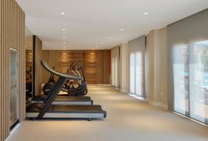 un gimnasio con máquinas de correr en una habitación de hotel en Melia Jardines del Teide - Adults Only, en Adeje