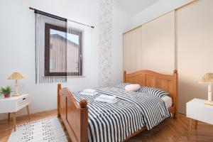 um quarto com uma cama e um espelho em Apartment Gracia with private parking and free internet em Porec