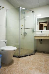 W łazience znajduje się prysznic, toaleta i umywalka. w obiekcie Diamond Hotel w Ha Long