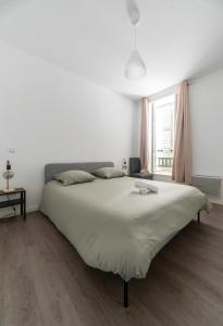 מיטה או מיטות בחדר ב-Le Brit - Grand appartement design, 3 chambres, centre ville