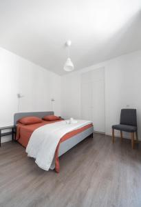 מיטה או מיטות בחדר ב-Le Brit - Grand appartement design, 3 chambres, centre ville