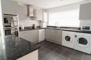 Fotografie z fotogalerie ubytování Prenton House, 3BR Close to Liverpool v destinaci Birkenhead