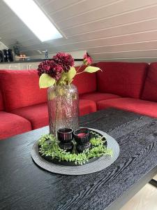 un jarrón con flores sobre una mesa en la sala de estar en MyCondo no - Øvre Langgate 24 - gratis parkering en Tønsberg