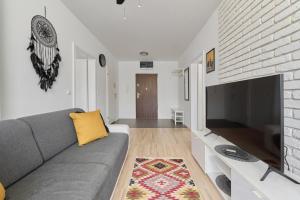 Area tempat duduk di Bright Apartment Zakladowa by Renters