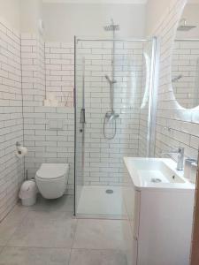 La salle de bains est pourvue d'une douche, de toilettes et d'un lavabo. dans l'établissement Sunny Mountain Lodge, à Szklarska Poręba