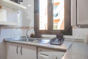 cocina con fregadero y ventana en Luminoso Madrid Javalambre, en Madrid