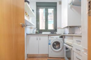 a kitchen with a washing machine and a window at Luminoso Madrid Javalambre in Madrid