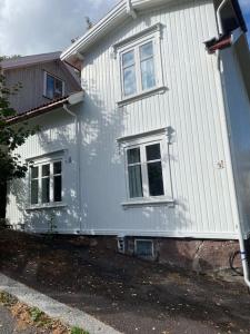 Maison blanche avec 2 fenêtres sur le côté dans l'établissement Mycondo no - Snorres gt 4b apt 1 - Gratis parkering, à Tønsberg