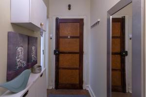 a hallway with two wooden doors in a room at EVD-RENTALS OLIVAL BASTOS in Lisbon