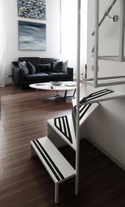 A seating area at ComeCasa Grazioso Loft in Crocetta near Mangiagalli