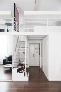 A television and/or entertainment centre at ComeCasa Grazioso Loft in Crocetta near Mangiagalli