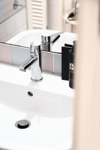 A bathroom at ComeCasa Grazioso Loft in Crocetta near Mangiagalli