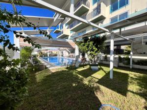 a view of the courtyard of a building with a swimming pool at APARTAMENTOS OASIS DE LA CALA in Finestrat
