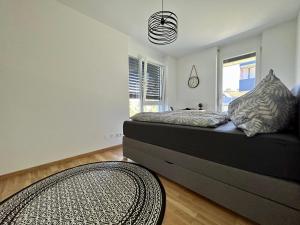 1 dormitorio con cama y ventana en Graz Getaway, en Graz